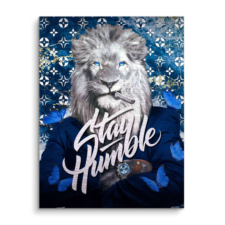 Motivationsbild: Löwe im Anzug mit Zigarre, blauen Schmetterlingen und Schriftzug 'Stay Humble'.