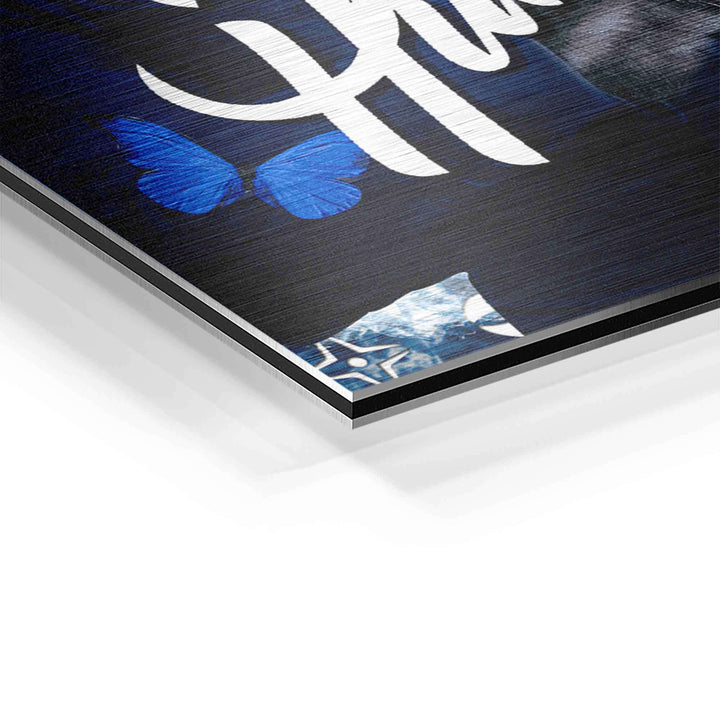 Detailfoto Wandbild mit Schriftzug, blauen Schmetterlingen und gebürsteter Textur