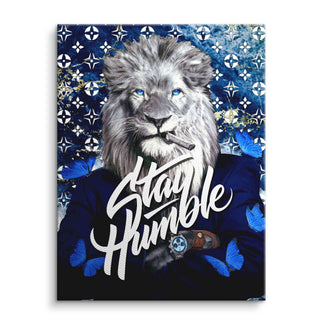 Motivationsbild Löwe im Anzug mit Schriftzug Stay Humble, blaue Schmetterlinge, moderne Kunst