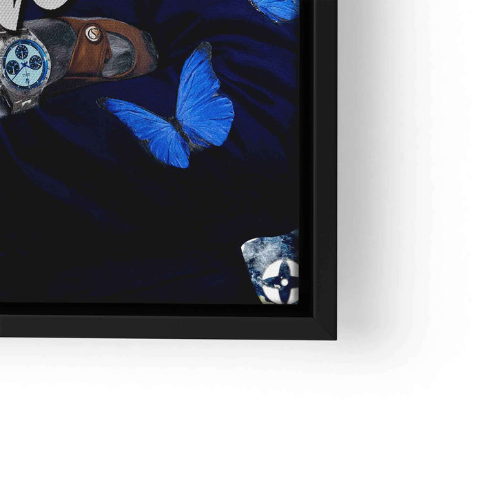 Detail eines Wandbilds mit blauen Schmetterlingen und einer Armbanduhr auf dunklem Hintergrund