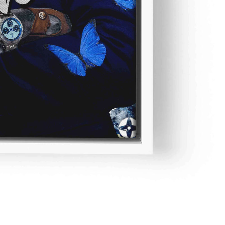 Nahaufnahme eines blauen Schmetterlings auf dunklem Untergrund neben Uhr, Leinwandbild