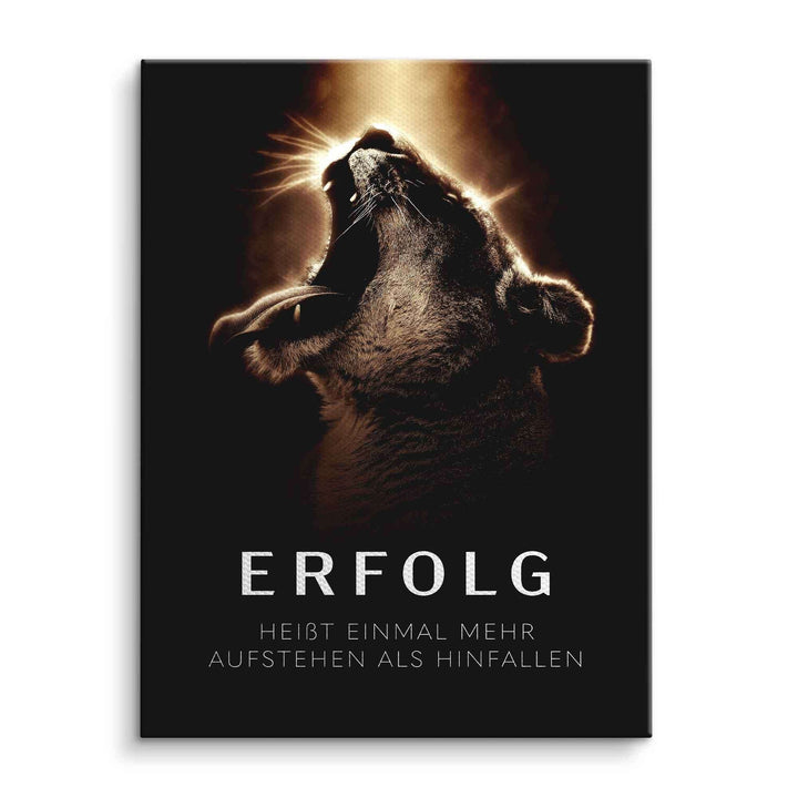 Leinwandbild mit brüllender Löwin und Motivationsspruch Erfolg, modernes Wandbild