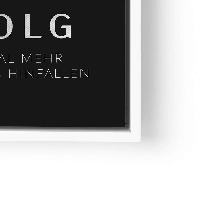 Detailansicht eines modernen Motivationsbildes mit schwarzem Hintergrund und weißem Text über Erfolg, gerahmt in Weiß.