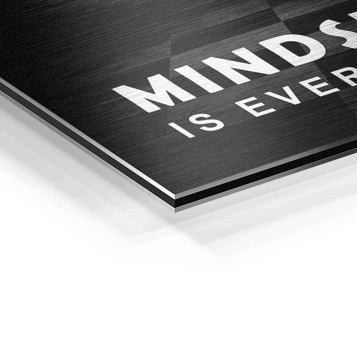 Detailansicht eines Motivationsbilds auf gebürstetem Aluminium mit Text Mindset is Everything