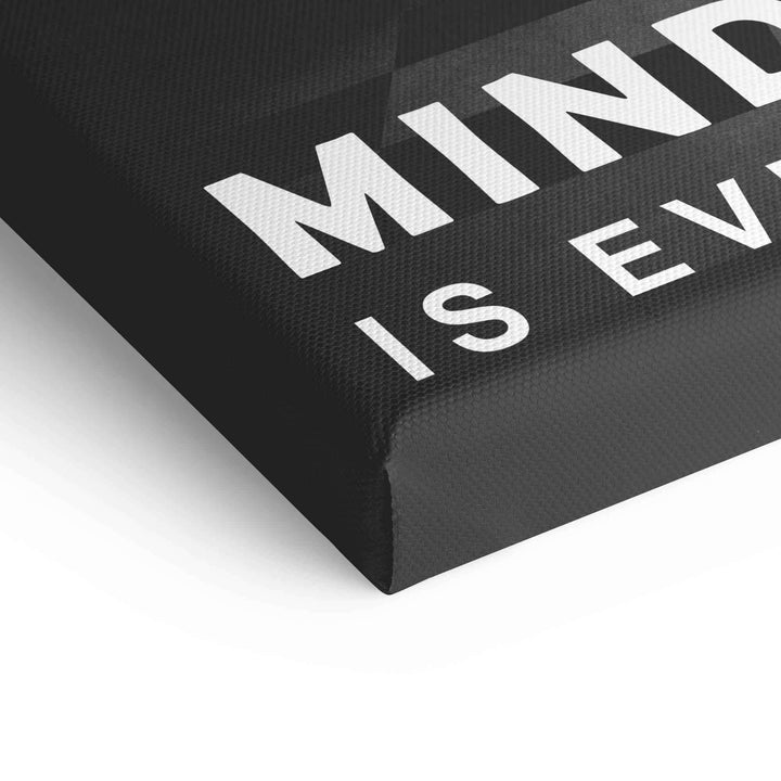 Nahaufnahme einer schwarzen Motivationsleinwand mit weißem Schriftzug MINDSET, moderne Wandkunst