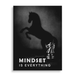 Schachfigur Springer mit Pferdeschatten und Motivationsspruch Mindset is everything in Schwarzweiß