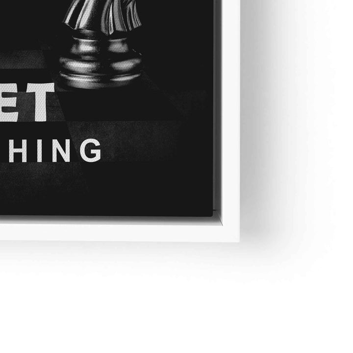 Schwarz-weiß Wandbild mit Schachfigur Pferd, typografischer Motivationsspruch, modernes Design