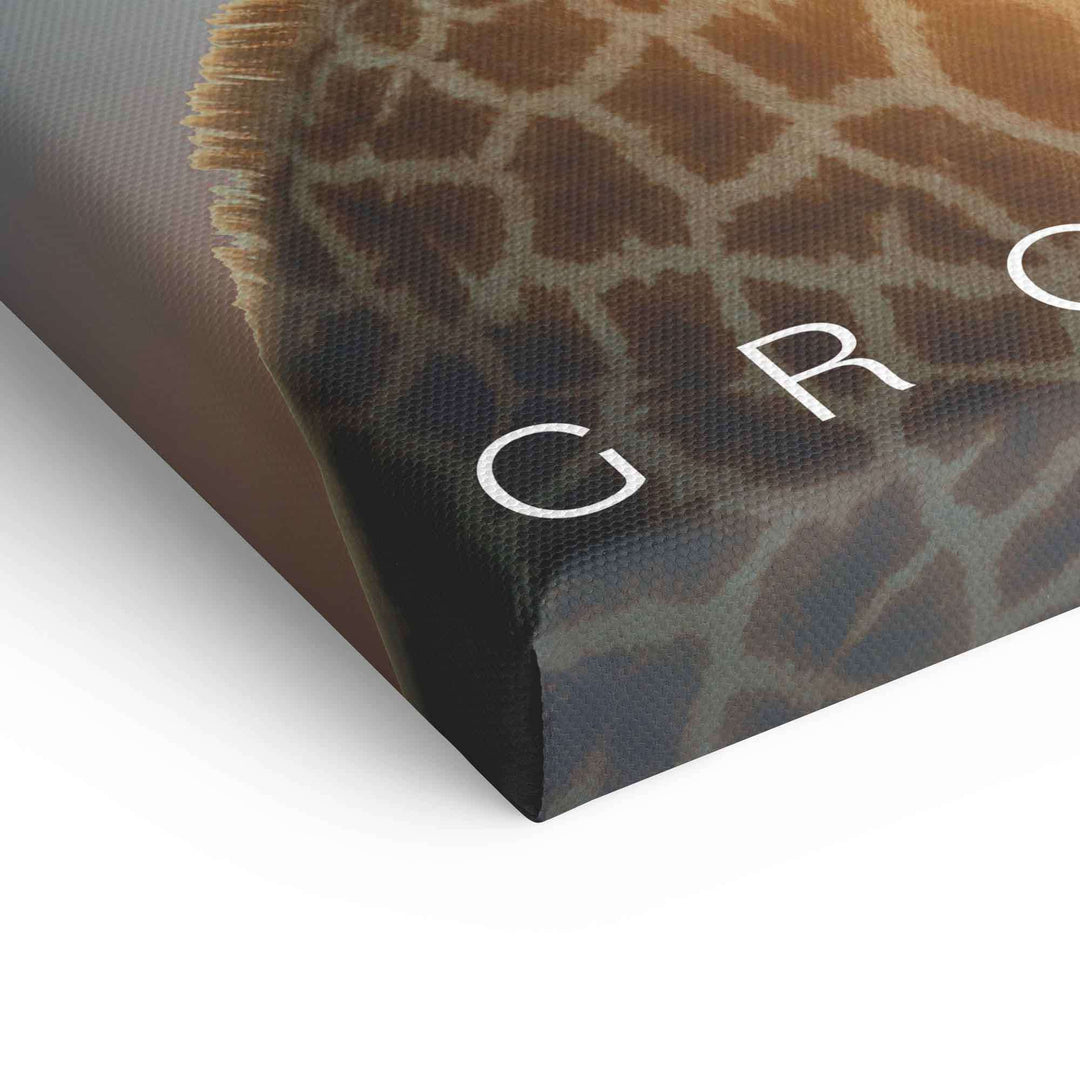 Detailaufnahme Leinwandbild mit Giraffenmuster und Motivationsschriftzug