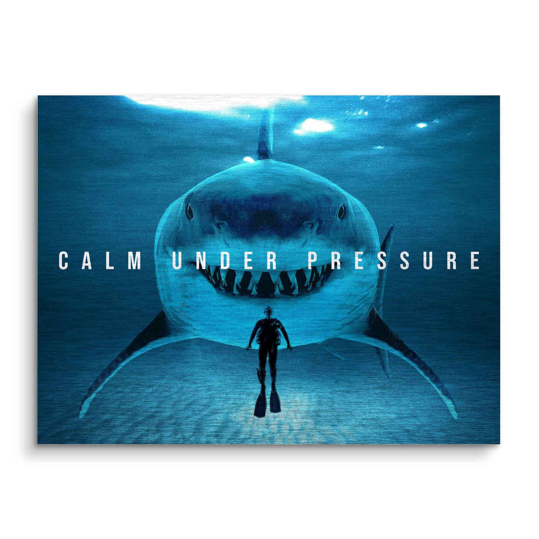 Motivationsbild mit Taucher vor großem Hai und Schriftzug Calm Under Pressure, Unterwasser