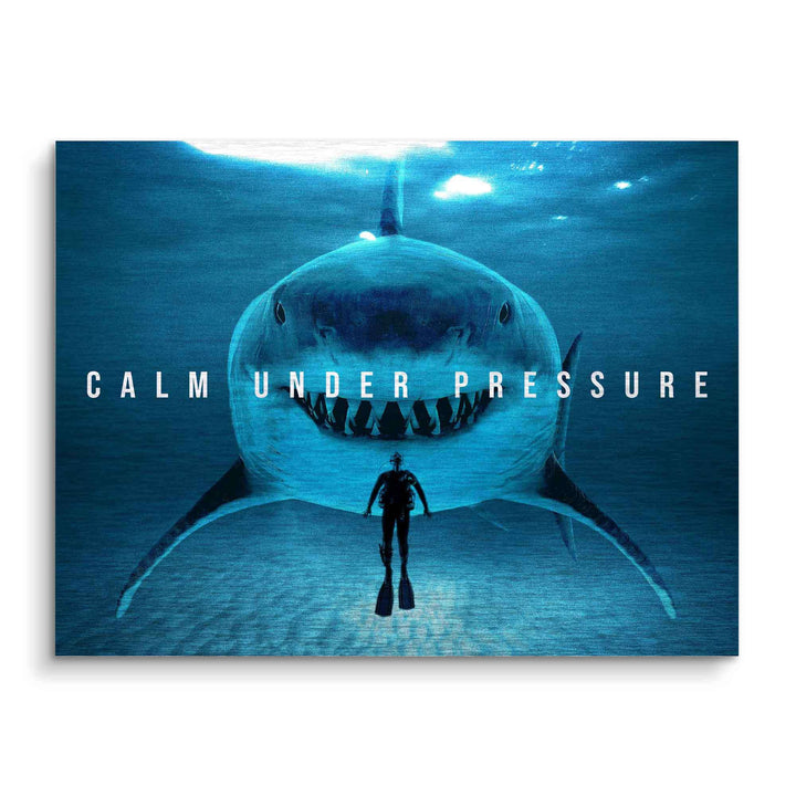 Motivationsbild mit Taucher vor großem Hai und Schriftzug Calm Under Pressure, Unterwasser