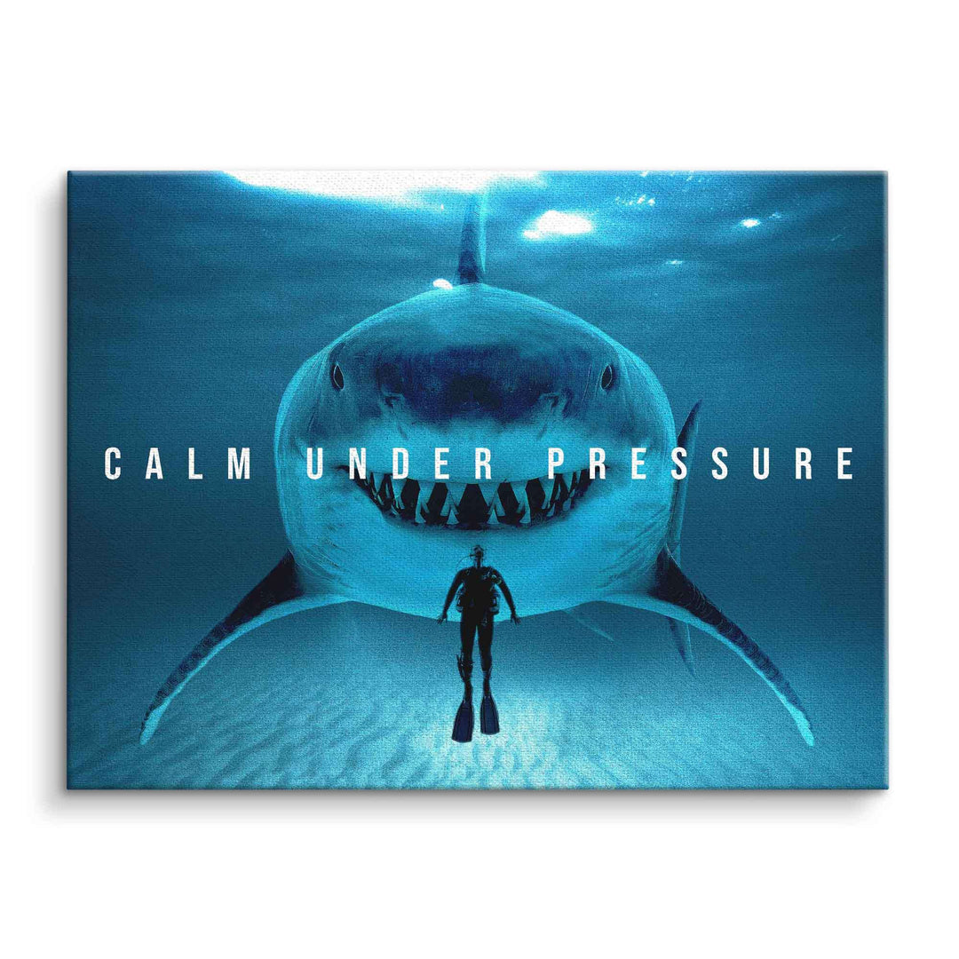 Motivationsbild Leinwand Hai und Taucher unter Wasser mit Schriftzug Calm Under Pressure