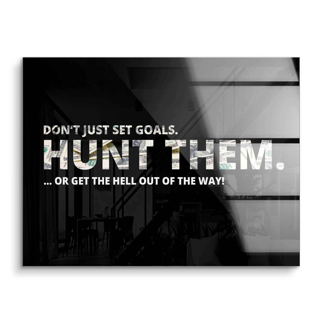 Motivationsbild auf Acrylglas mit Geldmotiv und Zitat 'Don't just set goals. Hunt them.' für moderne Wanddekoration