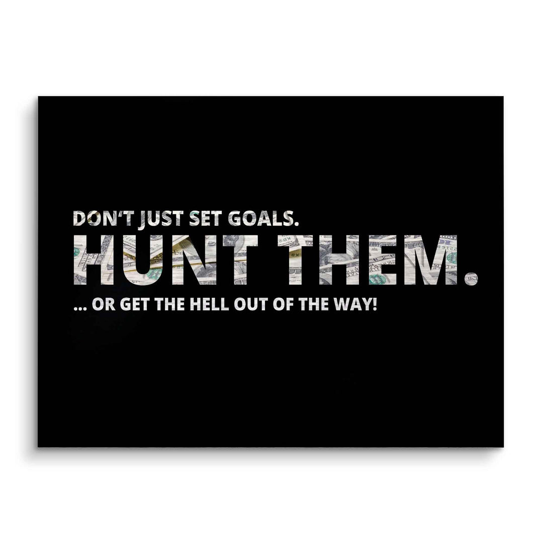 Motivationsbild mit Text 'Don't just set goals. Hunt them.' und Geldscheinen im Schriftzug, auf schwarzem Hintergrund