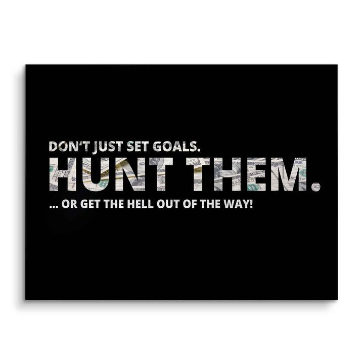 Motivationsbild mit Text 'Don't just set goals. Hunt them.' und Geldscheinen im Schriftzug, auf schwarzem Hintergrund