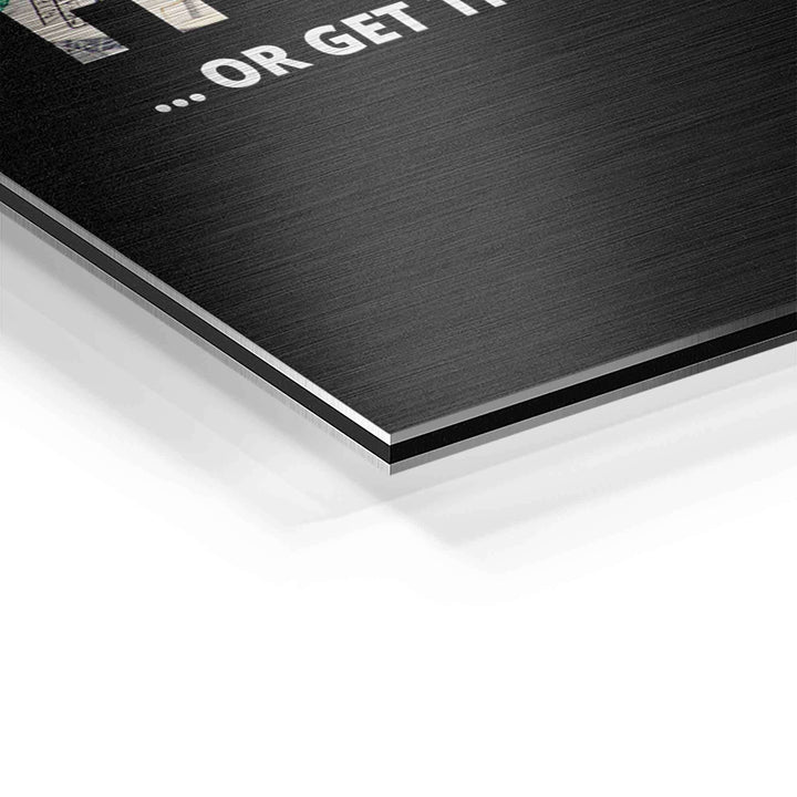 Detail eines Motivationsbildes auf gebürstetem Aluminium mit Text und moderner Optik