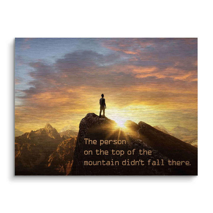 Motivationsbild mit Person auf Berggipfel bei Sonnenaufgang, inspirierendes Wandbild Berge