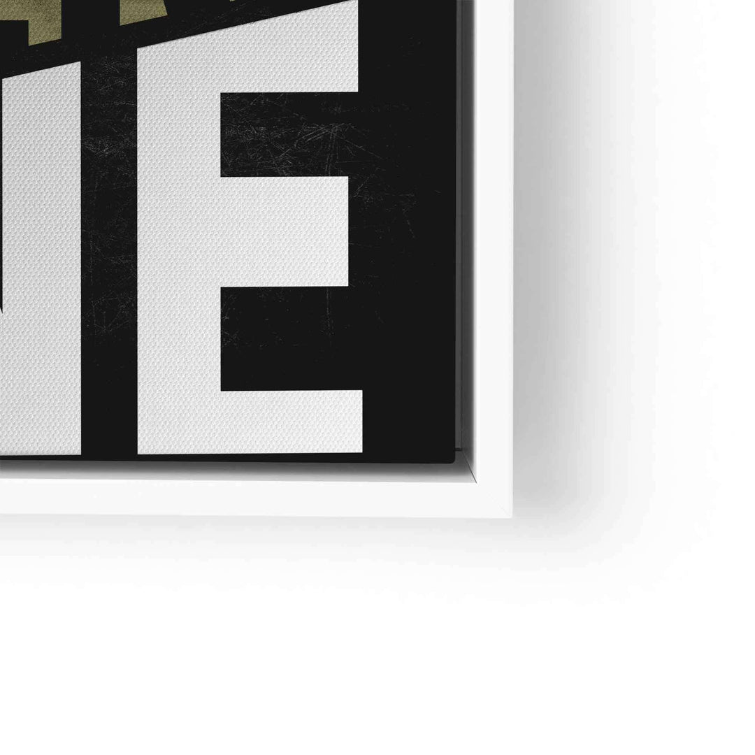 Detail eines schwarz-weißen Motivationsbilds mit großem weißen Buchstaben auf Leinwand