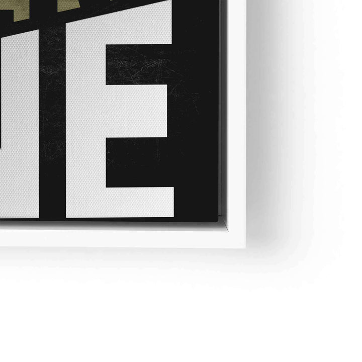 Detail eines schwarz-weißen Motivationsbilds mit großem weißen Buchstaben auf Leinwand