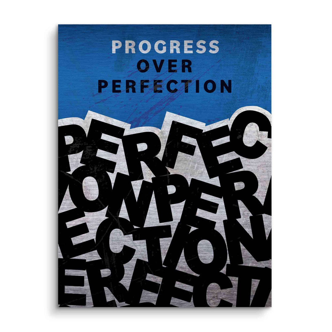 Motivationsbild mit Spruch Progress over Perfection, modernes Design, blaue und schwarze Typografie