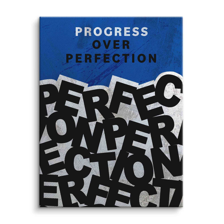 Motivationsbild auf Leinwand mit Aufschrift Progress over Perfection, blaue und schwarze Schrift