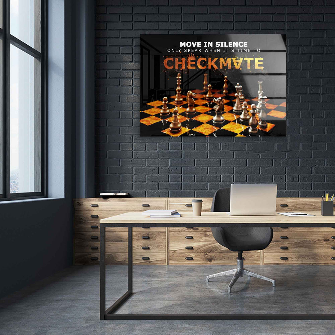 Modernes Büro mit Motivationsbild, Schachbrett und Schachfiguren an dunkler Wand