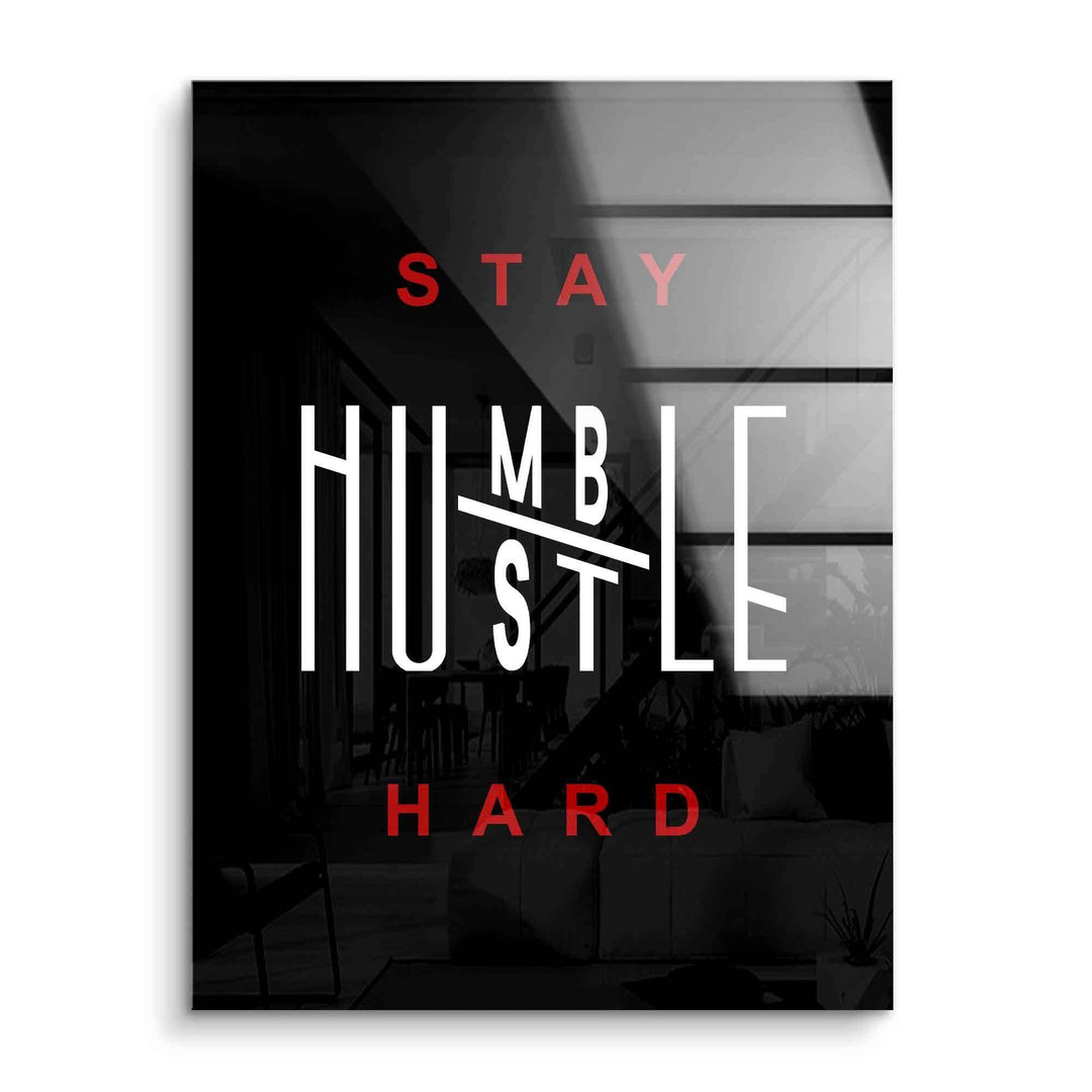 Motivationsbild auf Acryl mit modernem Wohnzimmer und Text Stay Humble Hustle Hard