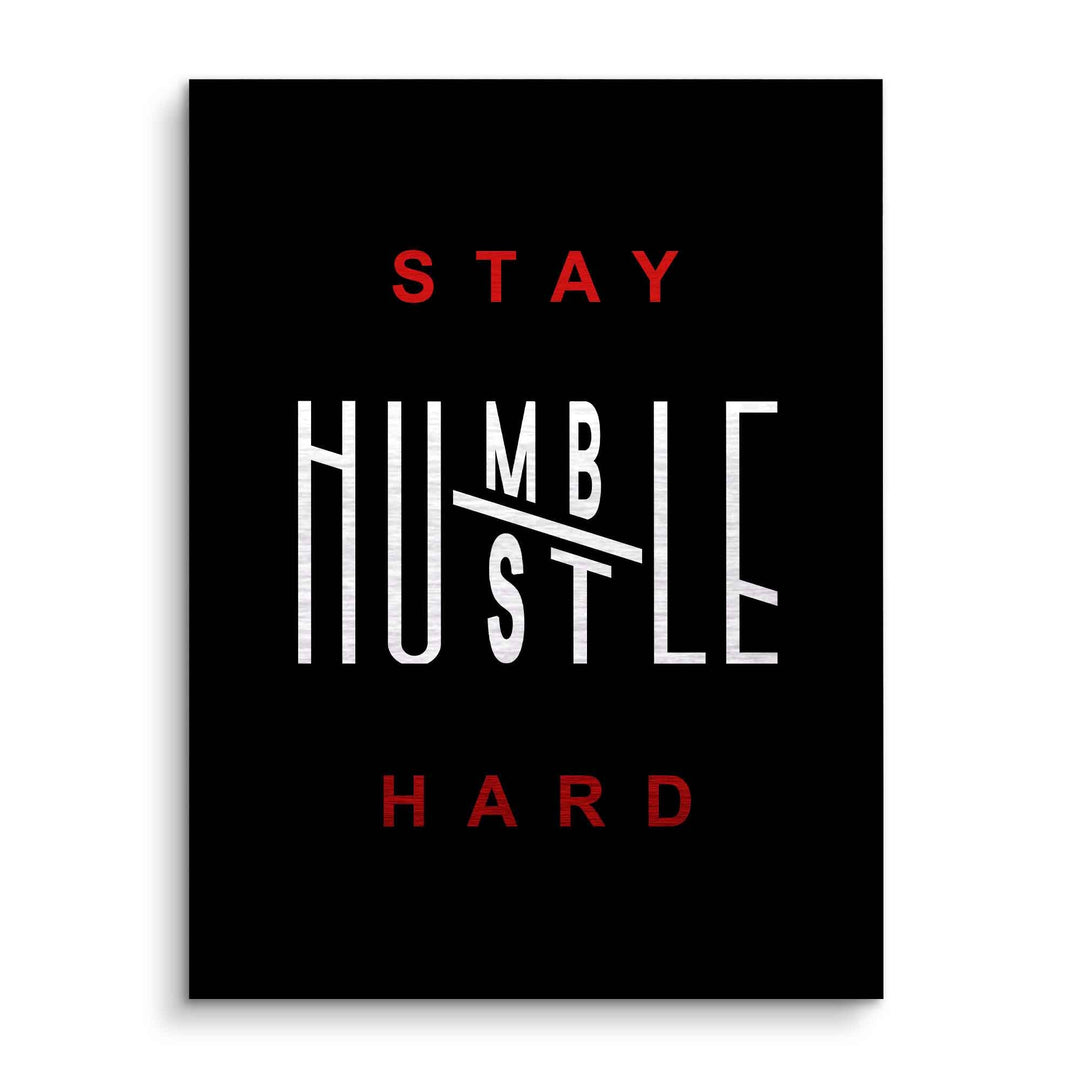 Motivationsbild auf schwarzem Hintergrund mit Schriftzug 'Stay Humble Hustle Hard' in Weiß und Rot