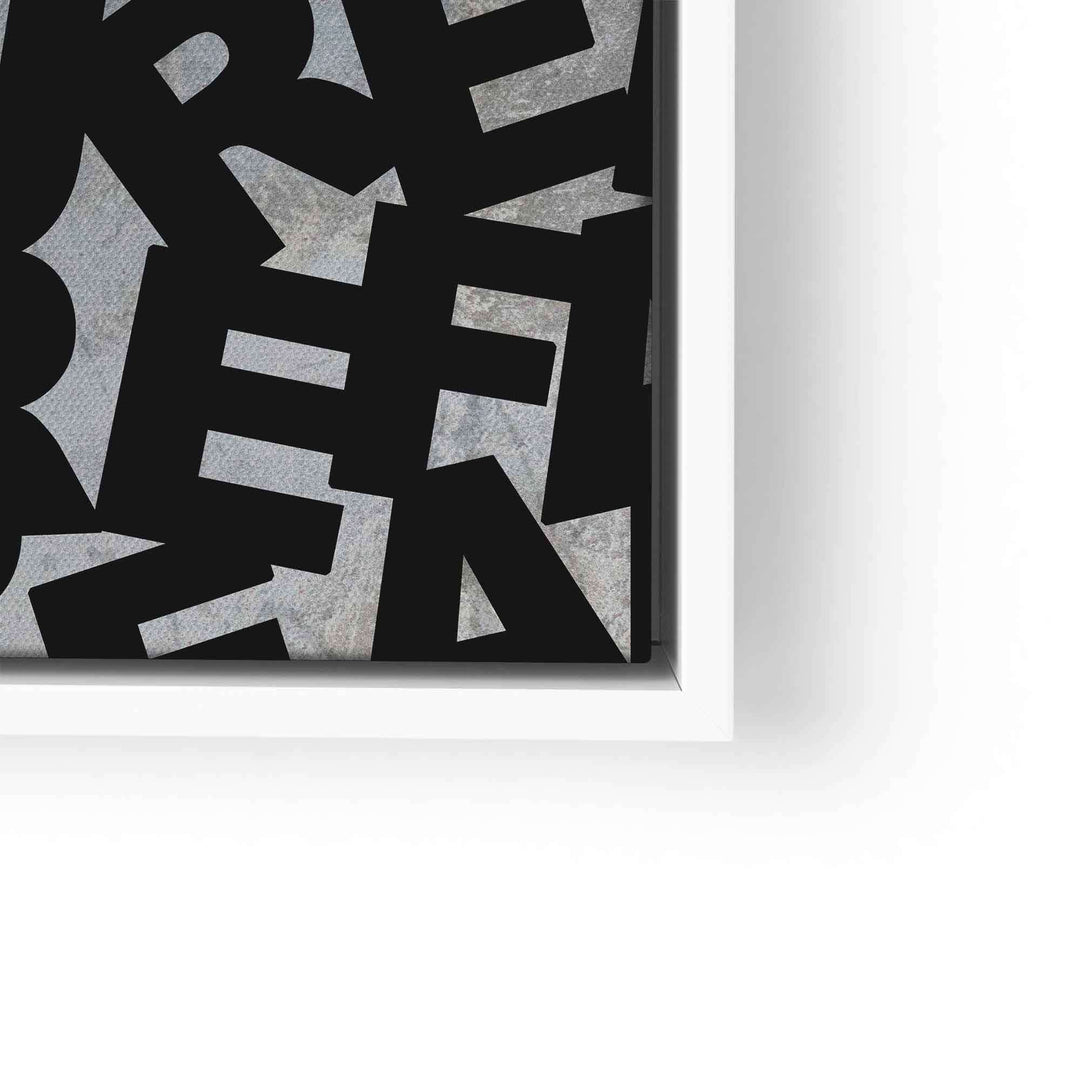 Detail eines modernen Wandbilds mit großem schwarzen Schriftzug und strukturierter grauer Oberfläche.