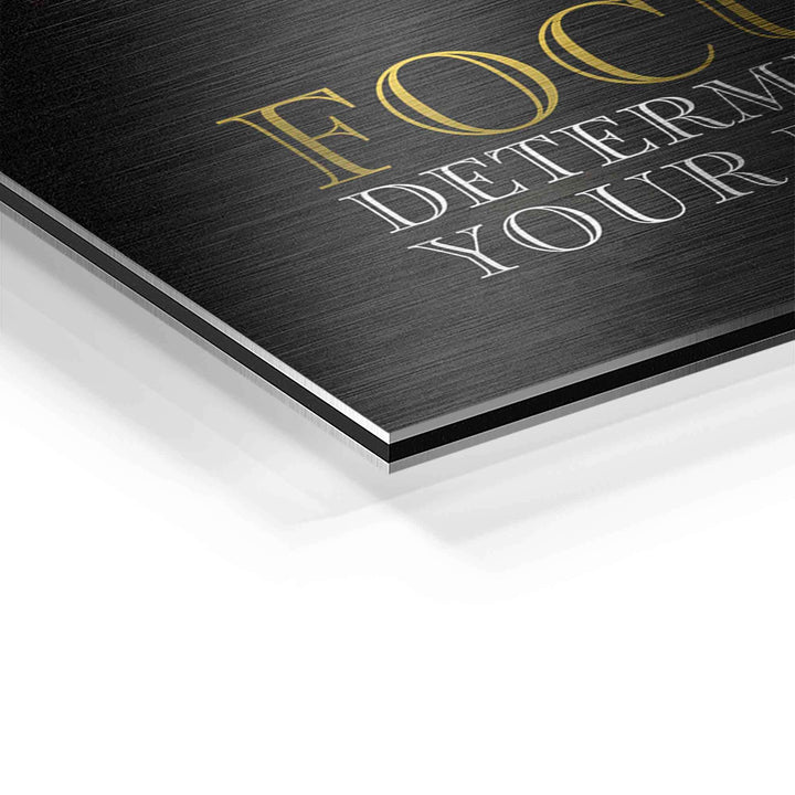 Ausschnitt eines Motivationsbilds auf Aluminium mit Schriftzug Focus, schwarzer gebürsteter Hintergrund