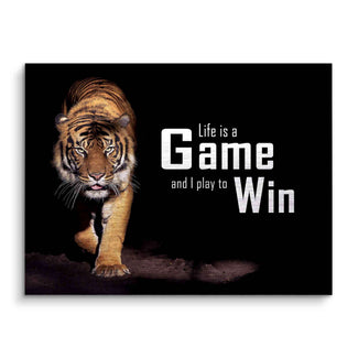 Motivationsbild mit Tiger auf schwarzem Hintergrund und englischem Spruch 'Life is a game and I play to win'.
