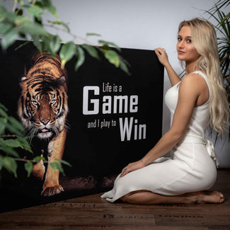 Motivationsbild Wandbild mit Tiger-Motiv und Spruch, Frau im weißen Kleid posiert daneben