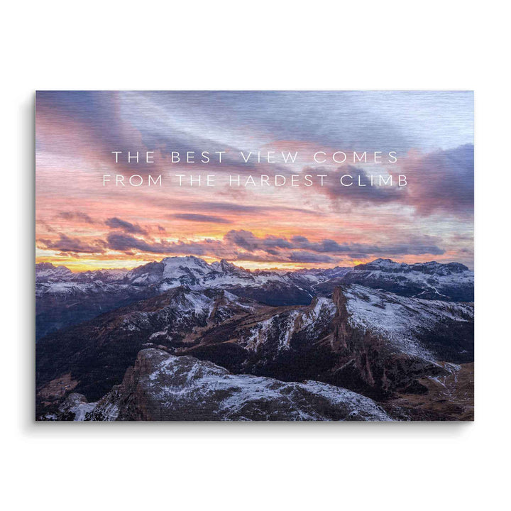 Motivationsbild mit Berglandschaft, Schneegipfeln und Sonnenuntergang, inspirierender Spruch