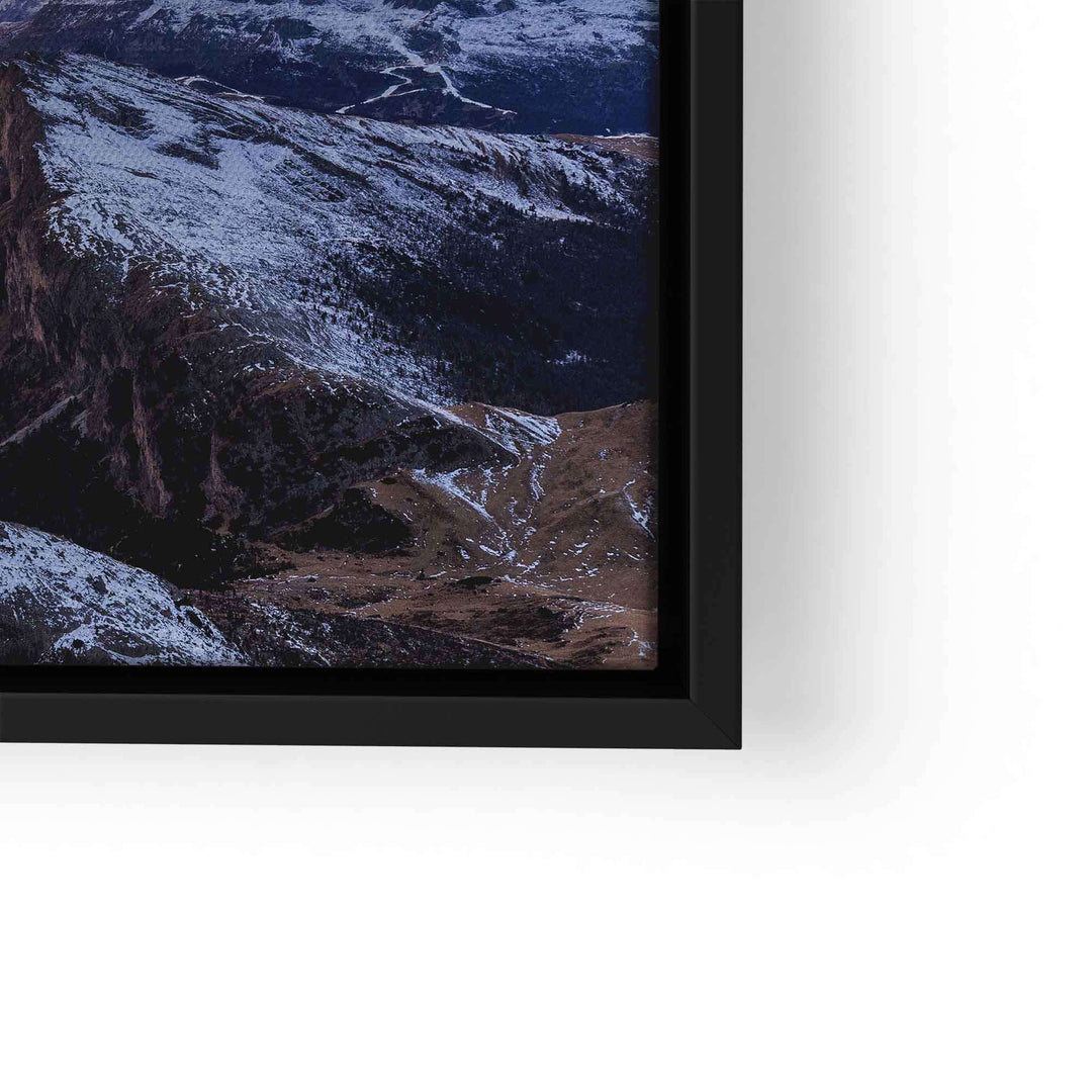 Wandbild mit Gebirgslandschaft, Schnee und Felsen im schwarzen Rahmen