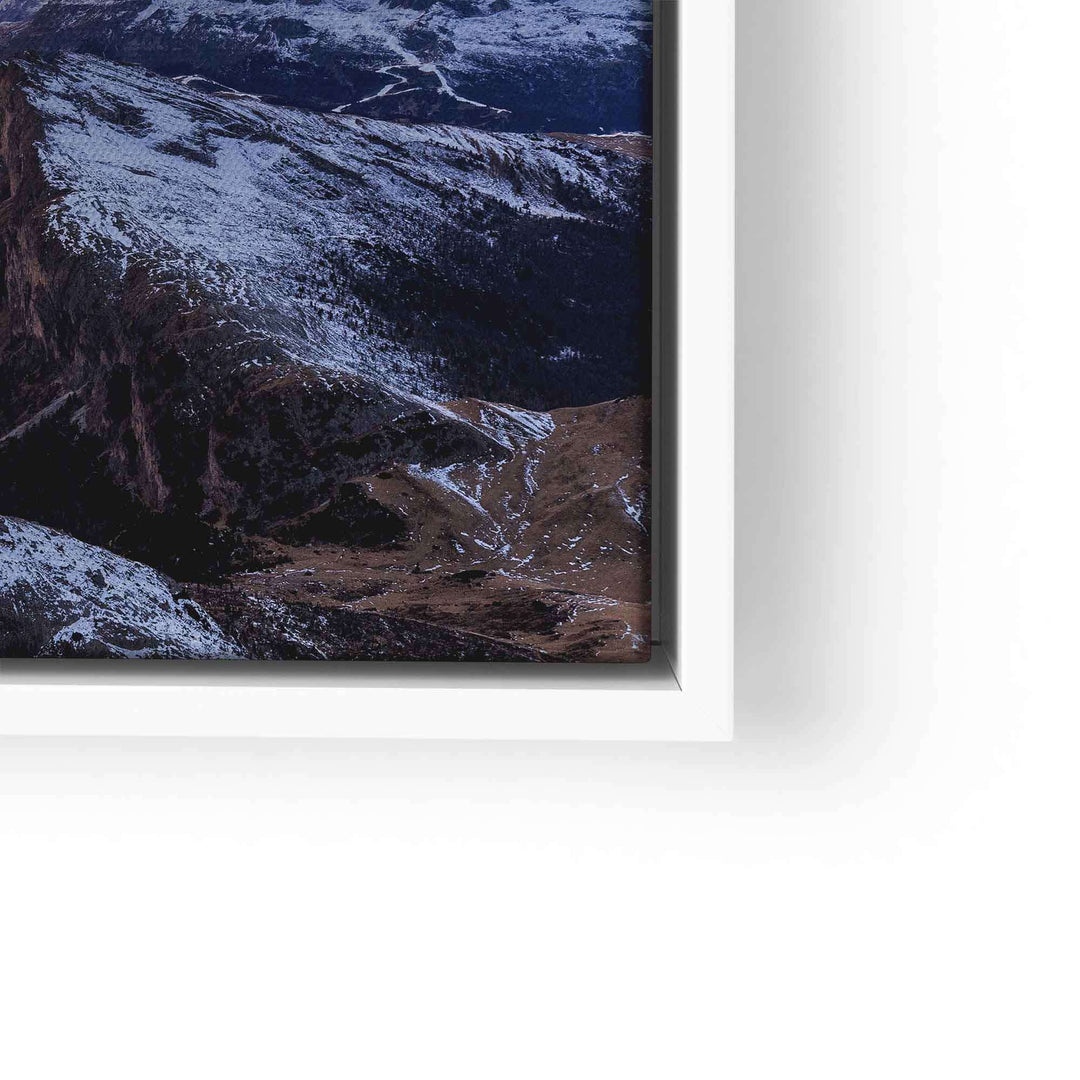 Wandbild mit schneebedecktem Gebirge und modernem weißen Rahmen