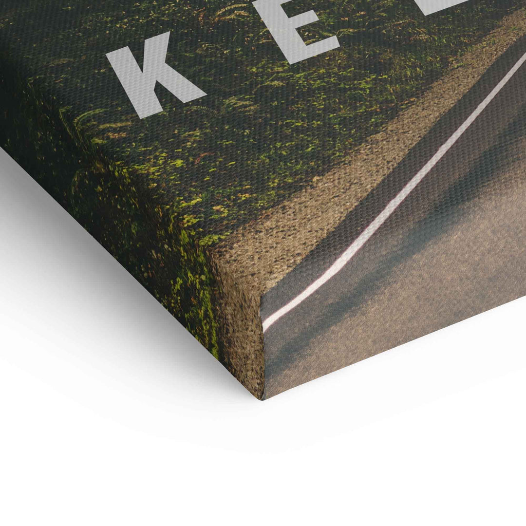 Detailaufnahme Leinwandbild mit Waldstraße, Moos und Motivationsschriftzug