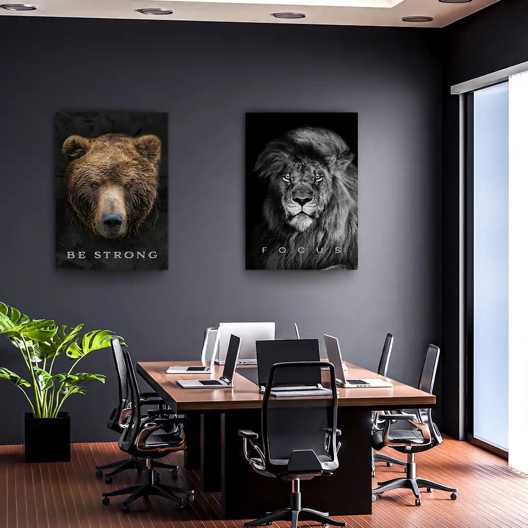 Modernes Büro mit Motivationsbildern von Bär und Löwe an schwarzer Wand, inspirierendes Wandbild