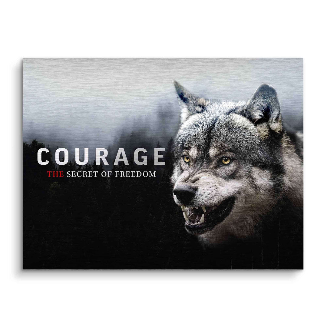 Motivationsbild Wolf im Wald mit Text Courage, nebliger Wald, wilde Tierkunst für Wandbilder