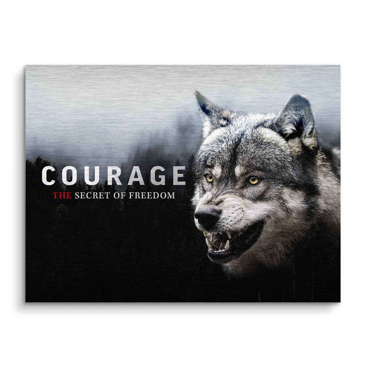 Motivationsbild Wolf im Wald mit Text Courage, nebliger Wald, wilde Tierkunst für Wandbilder