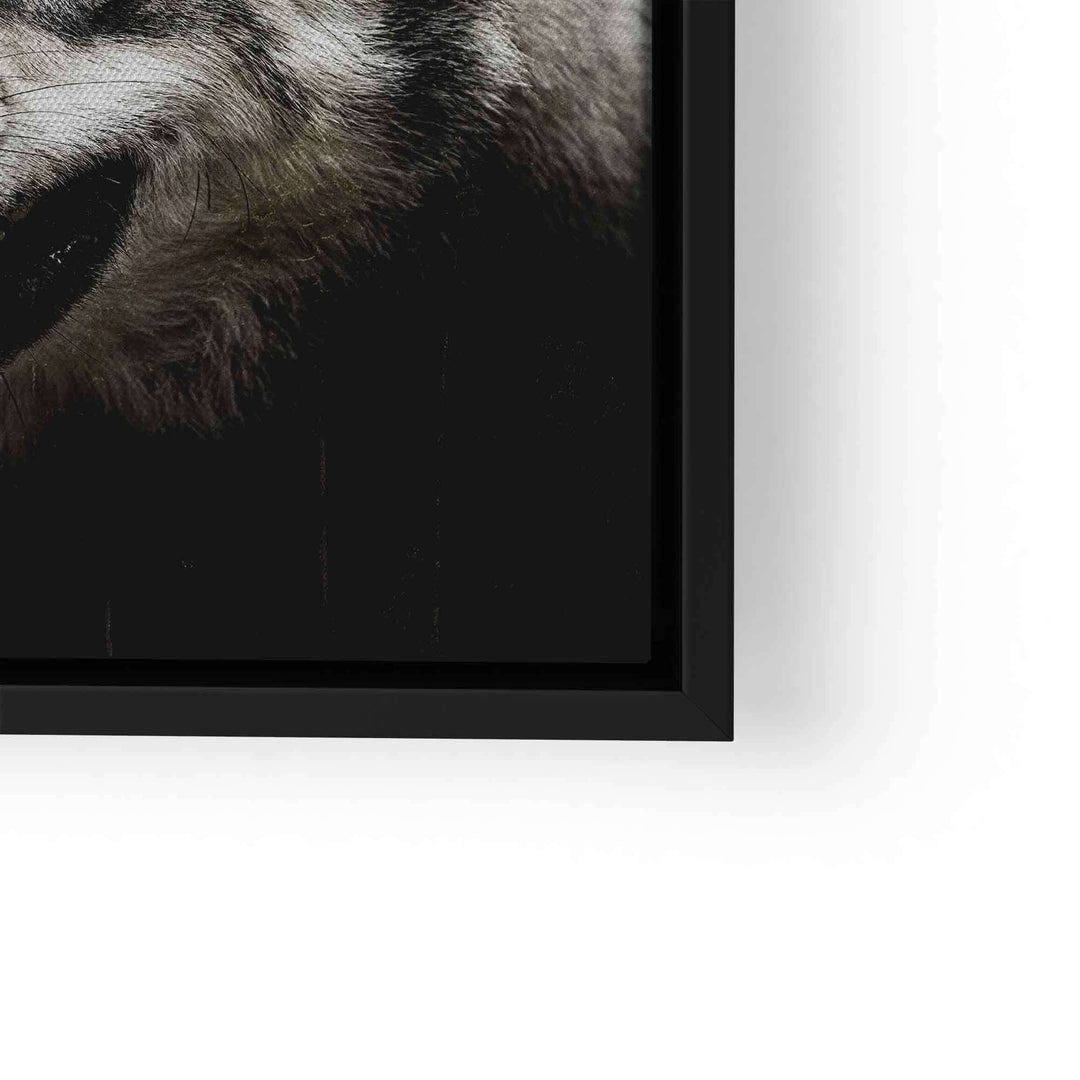 Detail eines Wolf-Motivationsbildes im schwarzen Rahmen, Wandbild Tier im Wald