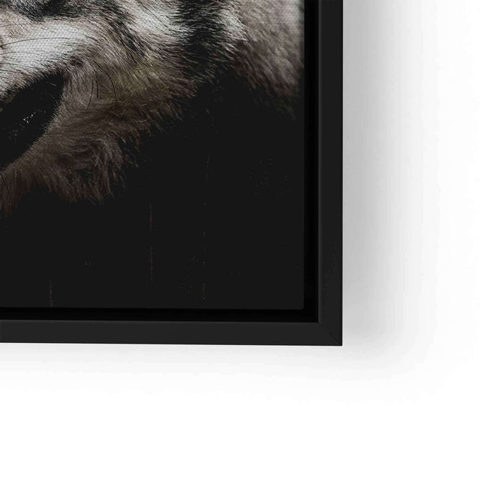Detail eines Wolf-Motivationsbildes im schwarzen Rahmen, Wandbild Tier im Wald