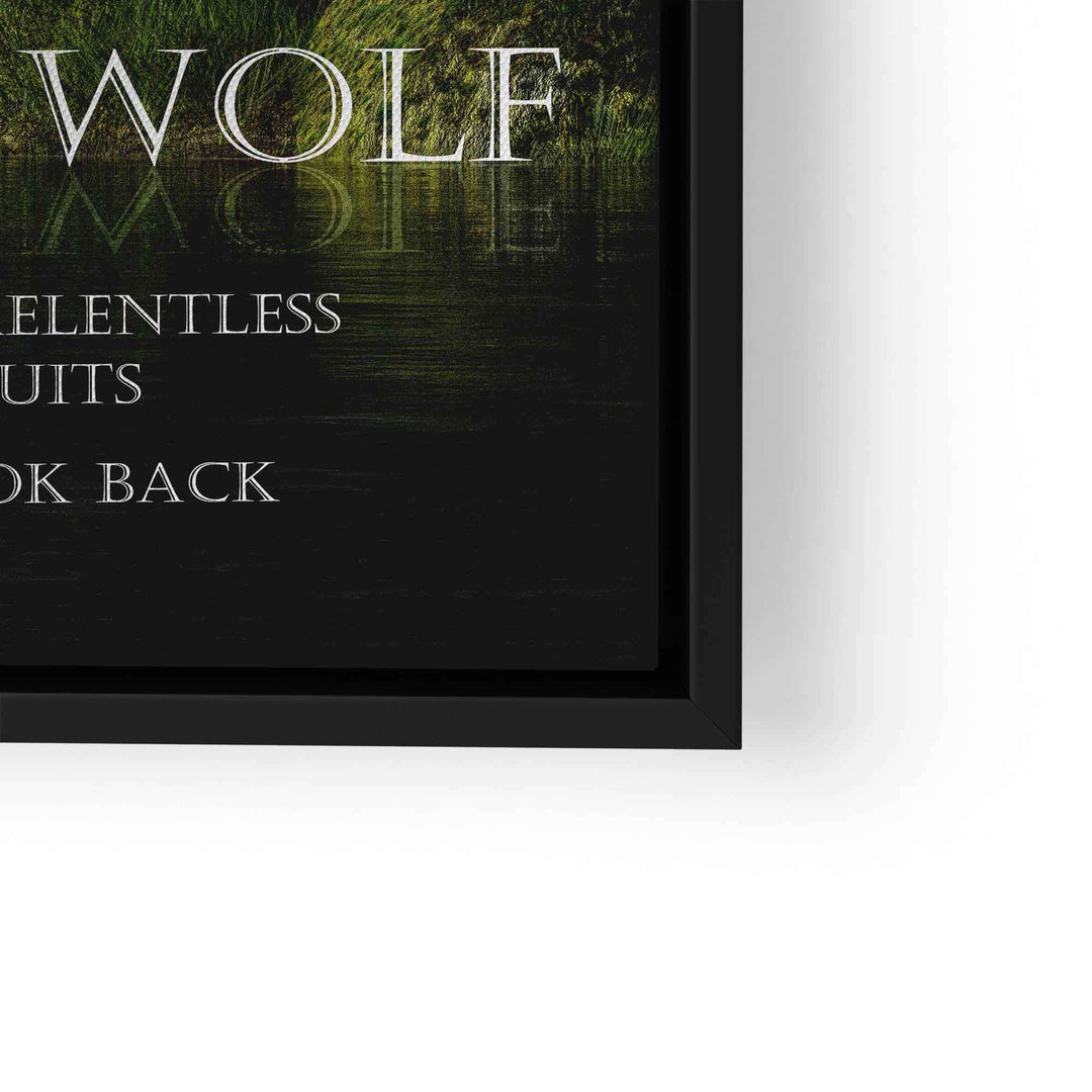 Motivationsbild Wolf in schwarzem Rahmen, mit Text und Naturreflexion im Wasser