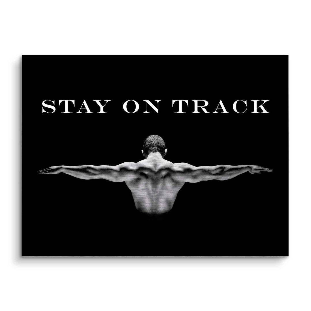 Motivationsbild Muskelmann mit ausgebreiteten Armen und Text 'Stay on Track' auf schwarzem Hintergrund