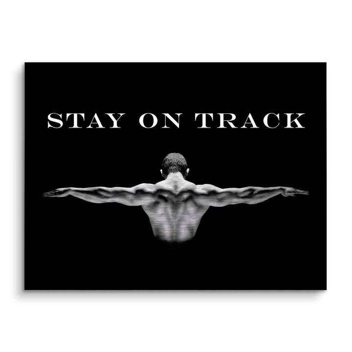 Motivationsbild Muskelmann mit ausgebreiteten Armen und Text 'Stay on Track' auf schwarzem Hintergrund