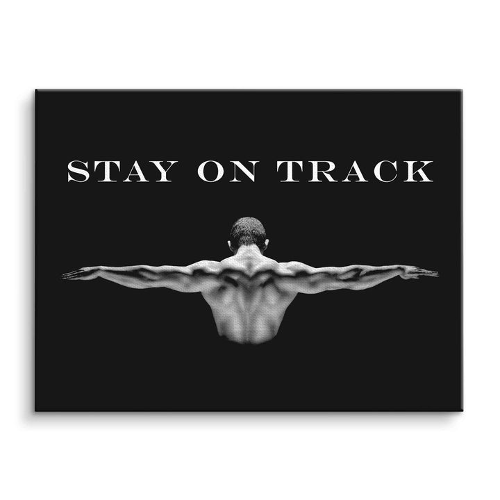 Motivationsbild mit trainiertem Mann mit ausgestreckten Armen und Text 'Stay on Track' auf schwarzem Hintergrund