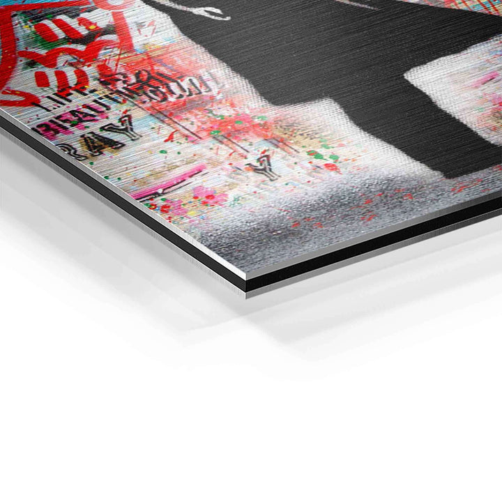 Detail eines Pop Art Wandbilds mit Mädchen-Silhouette, Graffiti und bunten Farbspritzern auf Aluminium