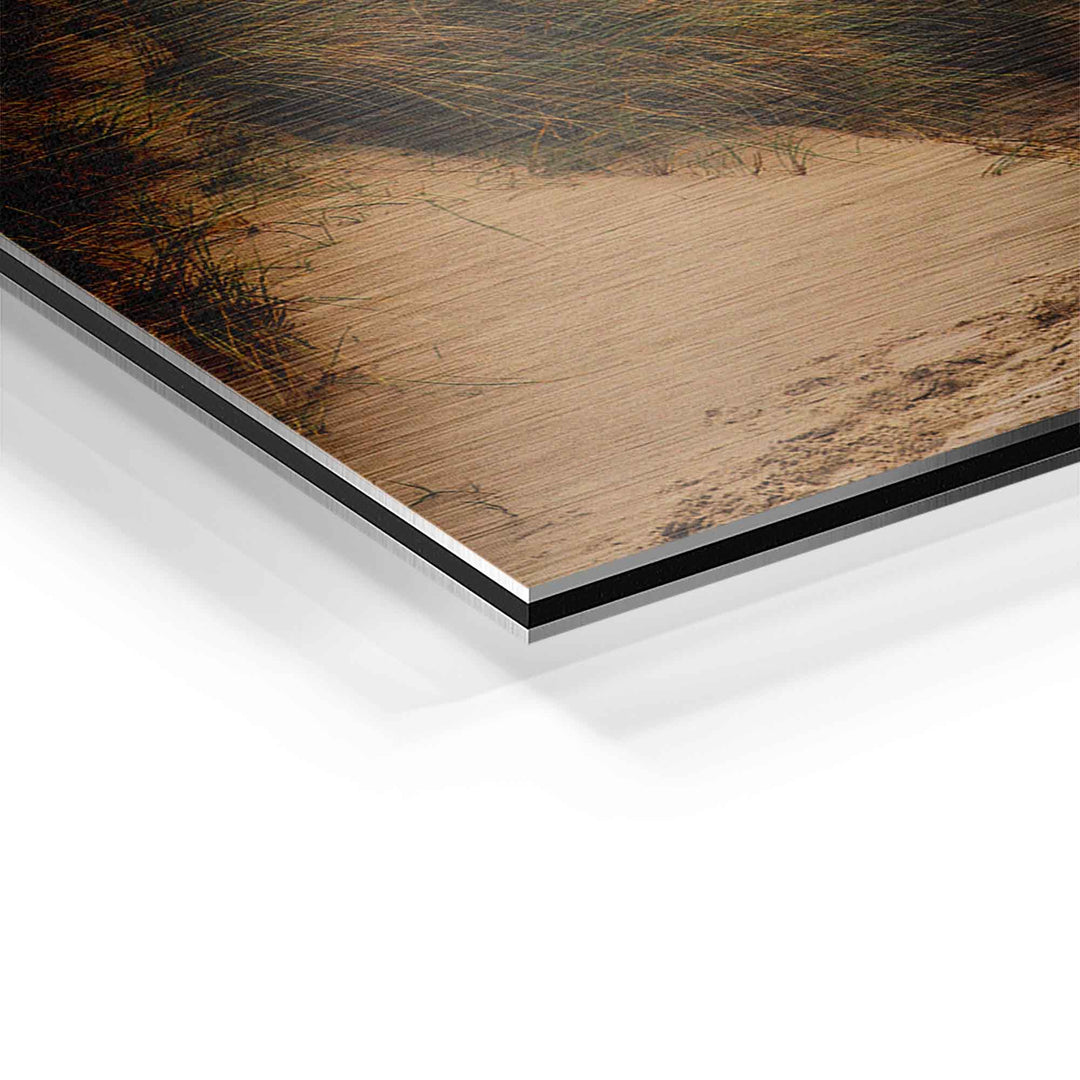 Detailaufnahme eines Wandbilds mit Sanddünen-Motiv auf gebürstetem Aluminium