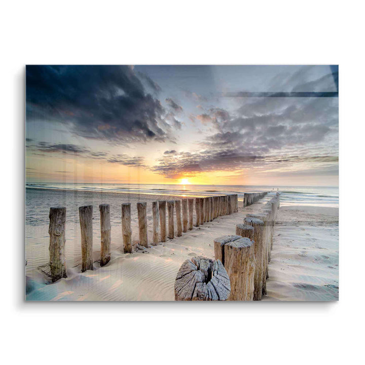 Steg aus Holzpfählen am Strand im Sonnenuntergang, Meereslandschaft, Wandbild
