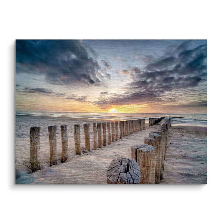 Holzsteg am Strand im Sonnenuntergang, Meerlandschaft mit dramatischem Himmel