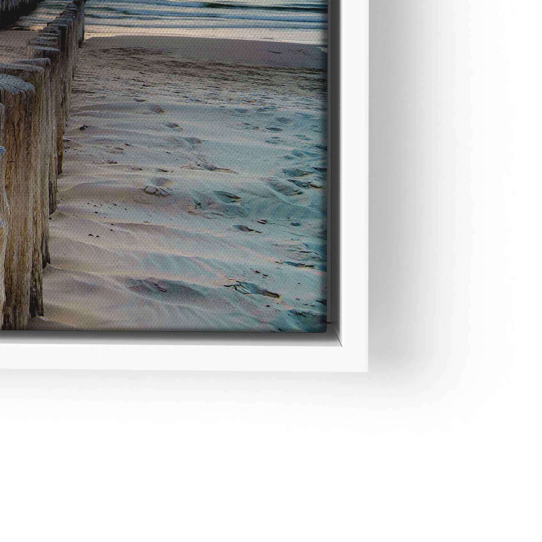 Leinwandbild mit Holzsteg am Sandstrand bei Sonnenuntergang am Meer, maritimes Wandbild