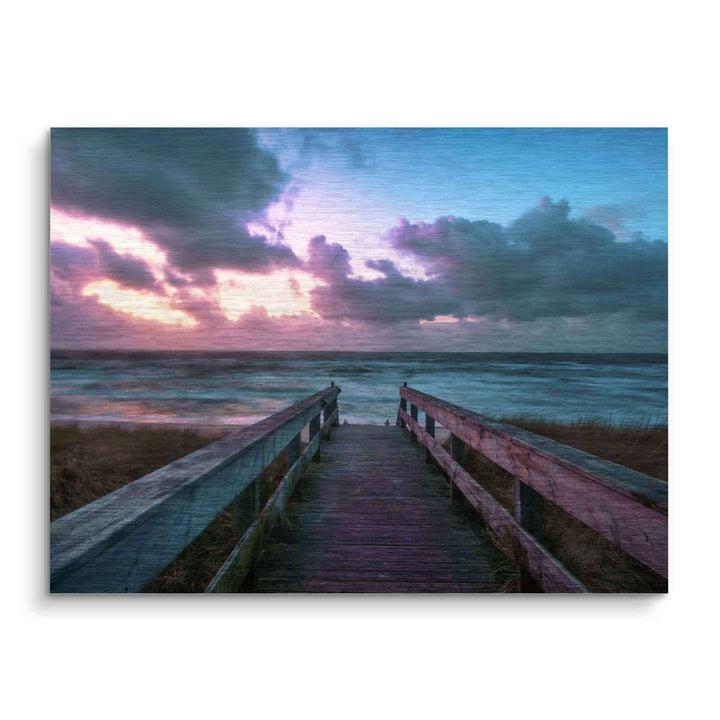 Steg ins Meer bei Sonnenuntergang mit dramatischen Wolken und sanften Farben
